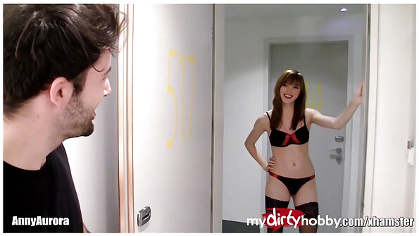 Tytöt, joilla on korvan venytystulpat, hiipivät huvipuistoon seksiä varten