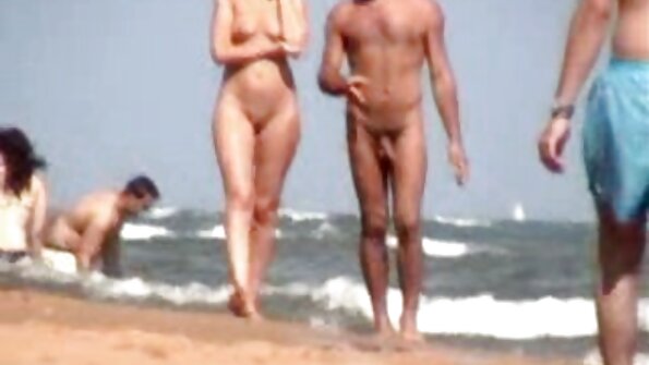 Blondi, jolla on kauniit kasvot, imee kumulat ulos suuresta kukosta