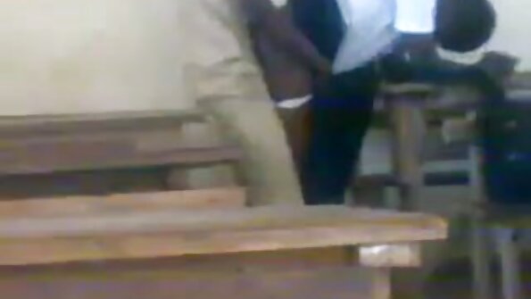 Kuuma vauva, joka rakastaa siemennestettä, saa joitakin hänen kauniista suustaan