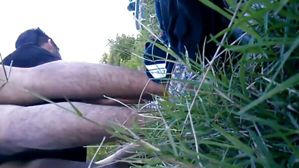 Blondi liikenainen palkkaa gigolon täyttämään seksuaalisen fantasiansa