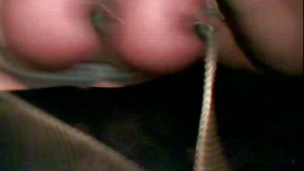 Pisamainen cheerleader Talia Palmer nussii valmentajaa