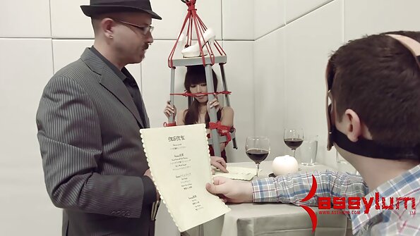 Urheilullinen kaveri ruuvaa tuhma rakastajatar doggystyle ja ei vain