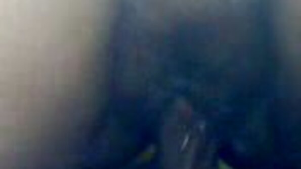 Kuuma bimbo toimii ja sitten hän nussii keittiössä sen jälkeen