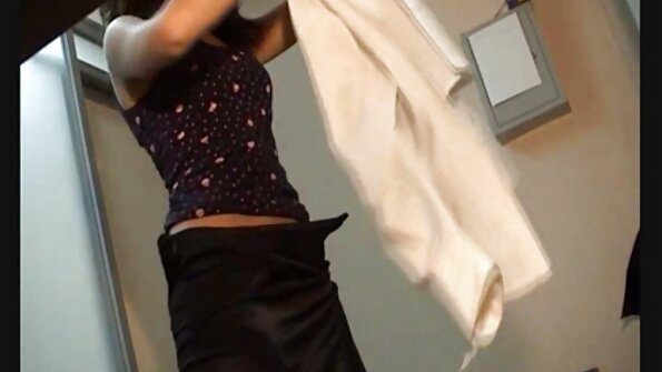 MILF ihanat pyöreät tissit saa perseestä hierontapöydälle