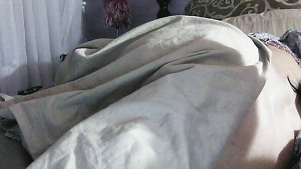 Kuuma asia, jolla on valtavat tissit, on ratsastaa suurella erektiolla