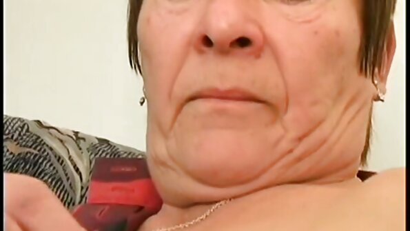 Kokenut rakastajatar on valmis kuumaan seksiin nuoremman kumppanin kanssa