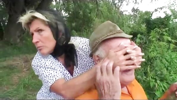 Valkoinen hussy rakastaa koira tyyli paukutti hänen musta nasta