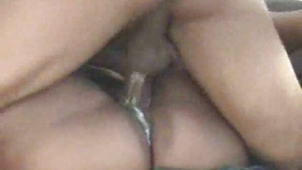 Blondi, jolla on lasit ja isot tissit, täyttyy anaalisesti