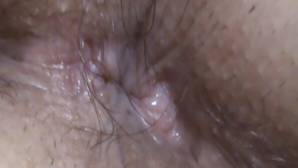 Tatuoitu narttu ravistelee persettään mustalla sohvalla