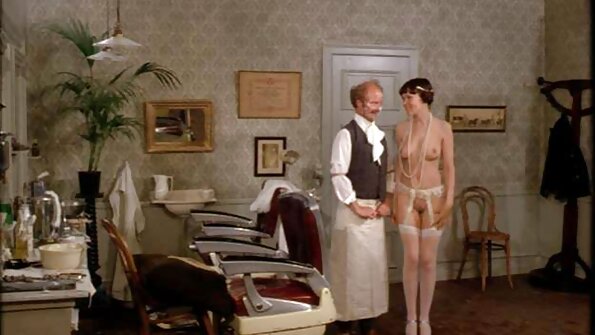 Poikkeuksellisten rintojen omistaja kopuloi sohvalla ripustetun miehen kanssa