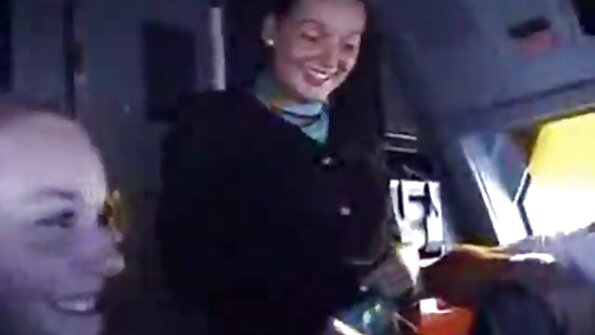 Poikasen mustat hiukset ja isot tissit nuolee todella iso kalu