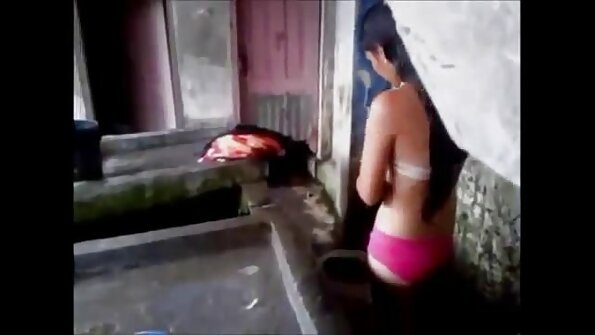 Hieno vauva tekee sooloilla itsetyydytysesitystä