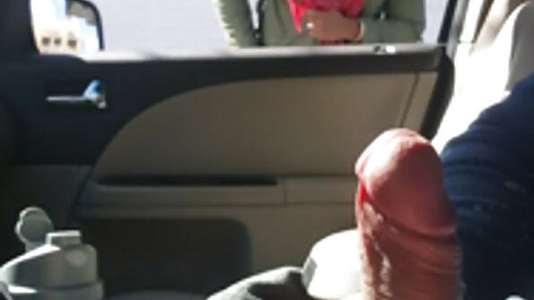 MILF on alasti, joten jäljellä on vain ottaa dildo ja rock