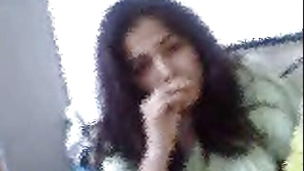 Blondi milf puristaa hänen isot tissit aikana hardcore sex