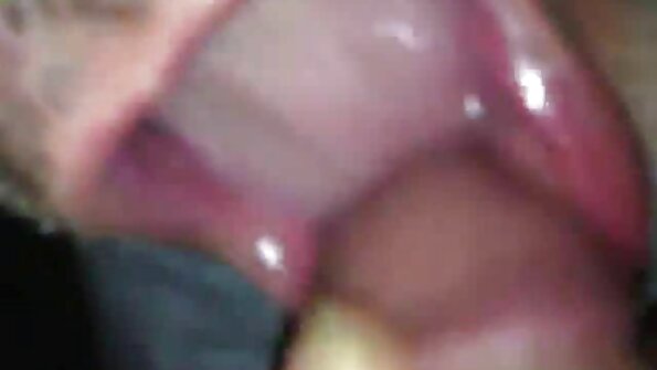 Seksimaraton kauniista vauvasta vaaleilla hiuksilla ja poikaystävällä