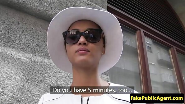 Tuhma poika lyö söpöä sisarusta puhelimen varastamisesta