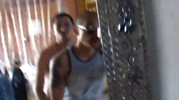 Pienikokoinen blondi ja hänen repi poikaystävänsä helvetin sohvalla