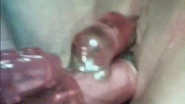 Blondi näyttää meille kuinka paljon hän rakastaa anaaliseksiä tässä videossa