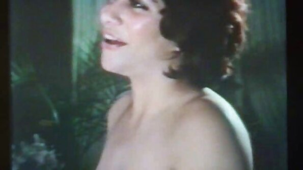 Kaksi tyttöä nuolee pillua ja he myös nuolee joitakin cum