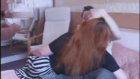 Punapää, jolla on seksikäs kusipää ja lihava pillu, on perseestä sängyllä