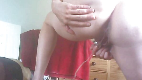 Laiha tyttö poistaa vaaleanpunaiset rintaliivit ja pikkuhousut miehelleen