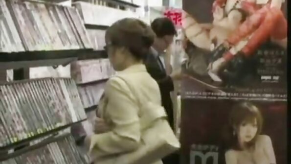 Musta tukka nainen leikkii kukko kanssa erittäin taitavasti