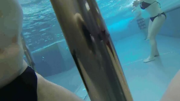 Musta tipu, joka rakastaa valkoista kukkoa, antaa iskutyön sängylle