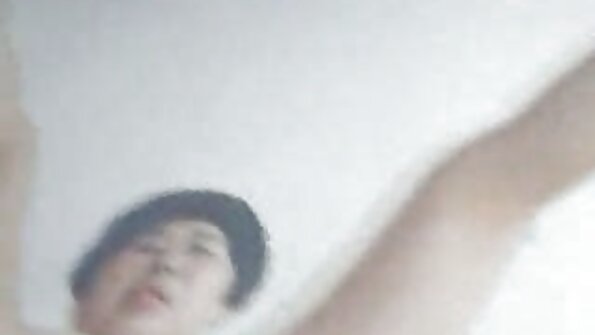 Blondi nainen antaa haastattelun, joka muuttuu seksiksi sohvalla