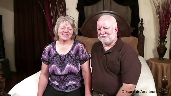 Rintava amatööri näyttää suurista käyristään puutarhassa