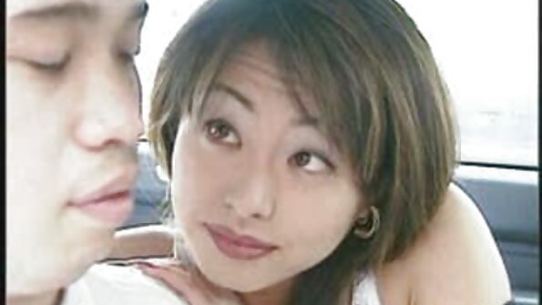 Kova seksi korsetissa, jossa on iso tissi blondi lutka