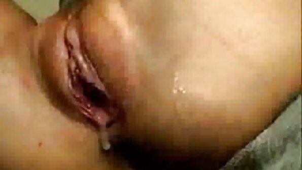 Bimbo, joka rakastaa kukkoa, tekee parhaansa miellyttääkseen kuumassa videossa