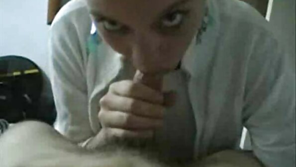 Ruskeaverikkö, jolla on öljytyt rinnat, saa perseestä pöydälle