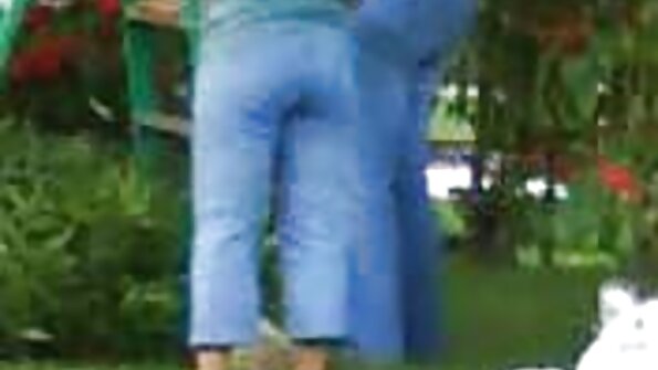 MILF saaliit poikapuoli haistaa hänen pikkuhousut ja palvelee hänen kukko