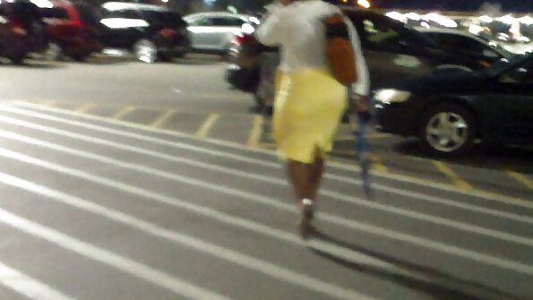 Kurvikas vauva hijabin kanssa ottaa kovaa kukkoa sohvalla