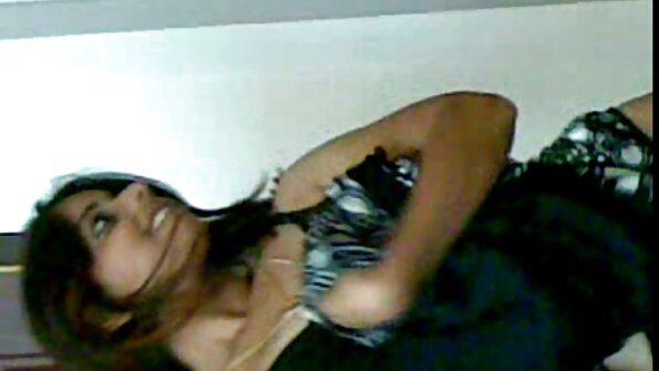 Mies poraa ja tekee kasvoista hierojan rento vaimonsa vieressä