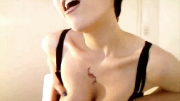 Kaksi teini -ikäistä tyttöä leikkii suosikki seksileluillaan