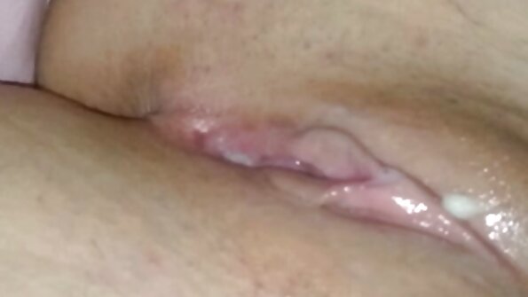 Kuuma narttu saa hänen pilluaan rakastamaan todella suuri kukko