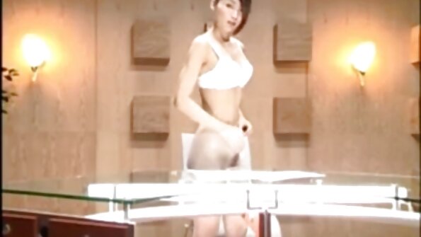 Rusketettu MILF, jossa on seksikkäitä rusketusviivoja oikein venytettynä kylpyyn