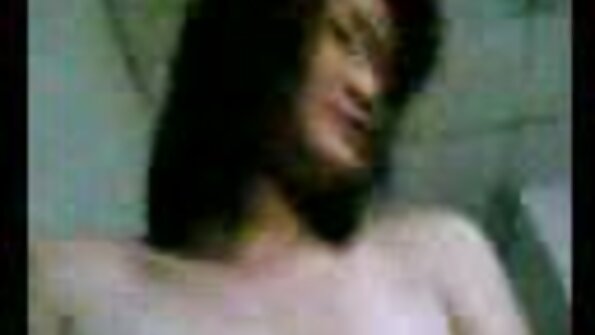 MILF aikoo saavuttaa orgasmin ratsastus poikapuolen kukko cowgirl