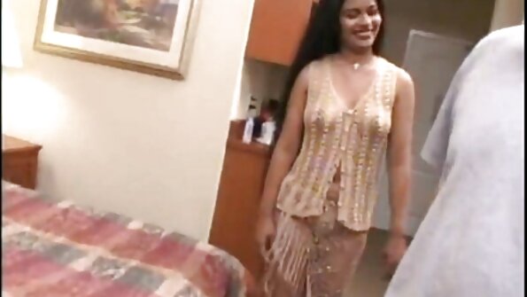 Kuuma lutka, jolla on lihava vartalo, saa rakastajansa perseestä uima -altaalla