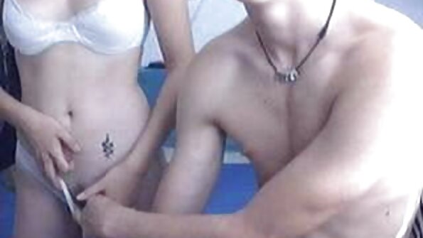 Viettelijä sizzles musta alusvaatteet asettaa kiusata sinua