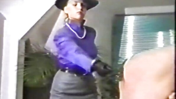 Laiha nuori, jolla on pitkät hiukset, kermaisee narttua veneessä