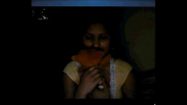 Kaksi tyttöä, jotka rakastavat seksilelujaan, käyttävät niitä sängyllä