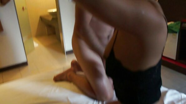 Kaksi ihanaa tyttöä avaavat toistensa jalat sohvalla ja vitun