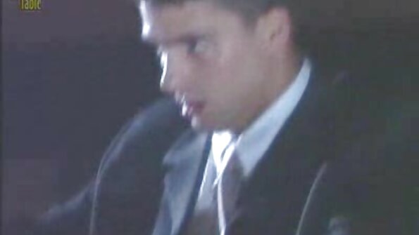 Busty blondi MILF antaa handjob ja saa suihku tehty siemennesteen