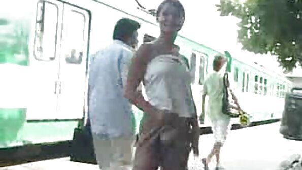 Ihana blondi, joka rakastaa naida, saa tunkeutuneen koira tyyliin