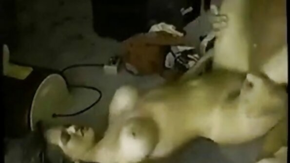 Kaksi tyttöä niukassa koulutytön univormussaan saa perseestä