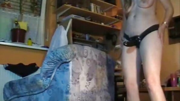 Seksikäs tipu luonnon tissit on perseestä pillua aurinkotuolissa