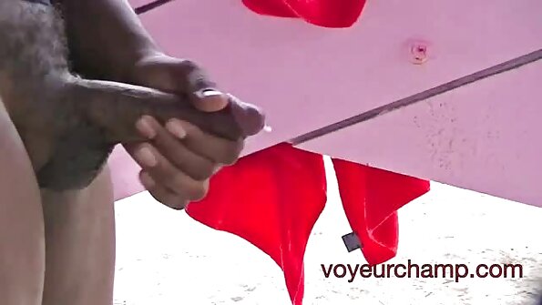 Entisen voimistelijan söpöläinen ensimmäinen anaali vaikuttavissa asennoissa