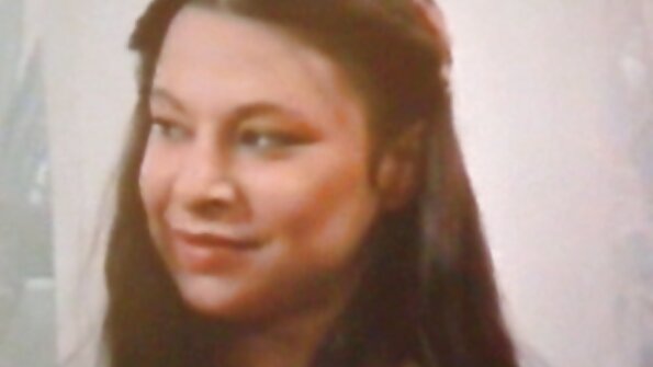 Kuuma asia saa munaa kovasti hänen isäpuolensa sohvalla